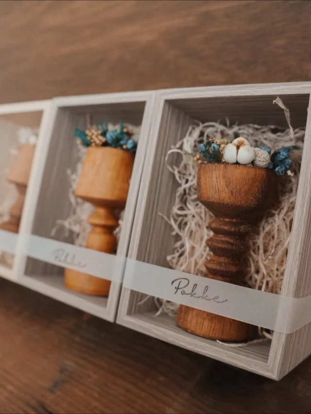 .
moku cup -Xmas version-

moku cupは天然木の器に
本物の植物をアレンジメントしています。

器は木工旋盤の機械を使って
一つ一つ手作業で削っています。

樹種も様々で、こちらは
モンキーポッド、ケンポナシ、黒柿です。

ナチュラルで上品なアレンジメントです。

お家のクリスマスアイテムと一緒に飾って、
“大人のクリスマス”をお楽しみください。

クリスマスギフトにもピッタリです🎁

aika

.
.
.

⚘出店イベント

𓍯おとぎの森deサクラビmarché
日時:2025年11月9日（日）
【荒天時は11月23日（日）】
10:00〜15:00
場所:河跡湖公園（かせきここうえん）
岐阜県各務原市川島河田町292
（@sakurabbit620 ）

𓍯coming soon
日時:2025年11月29日（土）&30日(日)
場所:愛知県長久手市

𓍯coming soon

日時:2025年12月6日（土）&7日(日)
場所:岐阜県岐阜市

𓍯coming soon

日時:2025年12月13日（土）&14日(日)
場所:岐阜県各務原市

#クリスマス
#クリスマスインテリア
#クリスマスギフト
#木の器
#ナチュラルインテリア