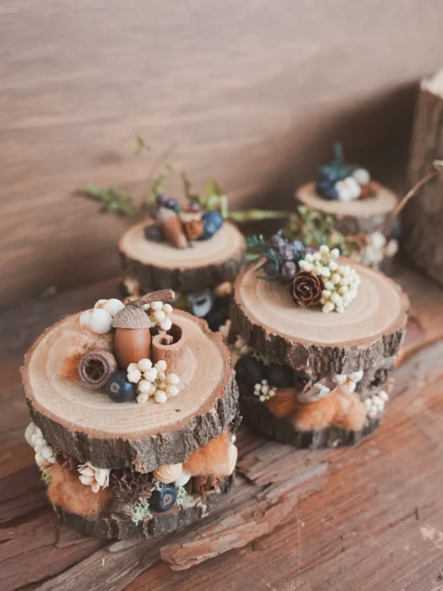 .
森のケーキが出来ました~🌳

ナラの木の切り株が可愛くて、
そこに木の実をたくさんサンドして
ケーキをつくりました！！

上にはどんぐりやベリーのような実たち🫐で
デコレーションを🎂

全て本物の植物で制作しております。

森の動物たちが集まってきて
お茶会がはじまりそうな、
そんな可愛いケーキです🫖

おひとついかがですか〜🐿️🐇🦆

aika

.
.
.

⚘出店イベント

𓍯おとぎの森deサクラビmarché
日時:2025年11月9日（日）
【荒天時は11月23日（日）】
10:00〜15:00
場所:河跡湖公園（かせきここうえん）
岐阜県各務原市川島河田町292
（@sakurabbit620 ）

𓍯coming soon
日時:2025年11月29日（土）&30日(日)
場所:愛知県長久手市

𓍯coming soon

日時:2025年12月6日（土）&7日(日)
場所:岐阜県岐阜市

𓍯coming soon

日時:2025年12月13日（土）&14日(日)
場所:岐阜県各務原市

#木の実雑貨
#森のケーキ
#ナチュラルインテリア