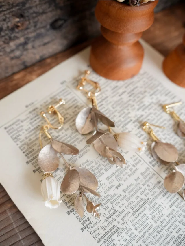 new！

プリザーブド加工で
プラチナを纏ったユーカリリーフ

そんな本物のリーフを
耳飾りに仕立てました。

上品な白銀色で
美しく耳元を飾ります
冬のホリデーシーズンにも
おすすめです！

サクラビmarchéさんにて
販売させていただきます。

Chiemi

・
・
・

⚘出店イベント

𓍯おとぎの森deサクラビmarché
日時:2025年11月9日（日）
【荒天時は11月23日（日）】
10:00〜15:00
場所:河跡湖公園（かせきここうえん）
岐阜県各務原市川島河田町292
（@sakurabbit620 さま）

𓍯森人の庭展
日時:2025年11月29日（土）
 10:00〜17:00
　　 2025年11月30日(日)
 10:00〜16:00
場所: ガーデンアンドカフェ アルキペラゴ
愛知県長久手市真行田2780
(@archi.pel.ago さま)
（@moribitononiwa さま）

𓍯coming soon

日時:2025年12月6日（土）&7日(日)
場所:岐阜県岐阜市

𓍯coming soon

日時:2025年12月13日（土）&14日(日)
場所:岐阜県各務原市

#ナチュラルアクセサリー
#植物アクセサリー