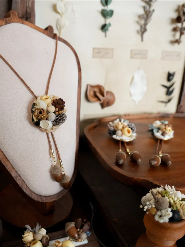 .

ループタイの紐のチャームに
小さなどんぐりをつけてみました🐿️♡

実は前回の出店の際に
こっそりと販売していたのですが
お客様に好評だったので
嬉しくなって今回もお作りしました‼︎

揺れるどんぐりチャームが可愛いのです。

サクラビmarchéさんにて
販売させていただきます。

Chiemi

・
・
・

⚘出店イベント

𓍯おとぎの森deサクラビmarché
日時:2025年11月9日（日）
【荒天時は11月23日（日）】
10:00〜15:00
場所:河跡湖公園（かせきここうえん）
岐阜県各務原市川島河田町292
（@sakurabbit620 ）

𓍯coming soon
日時:2025年11月29日（土）&30日(日)
場所:愛知県長久手市

𓍯coming soon

日時:2025年12月6日（土）&7日(日)
場所:岐阜県岐阜市

𓍯coming soon

日時:2025年12月13日（土）&14日(日)
場所:岐阜県各務原市

#ナチュラルアクセサリー
#木の実アレンジ 
#植物アクセサリー