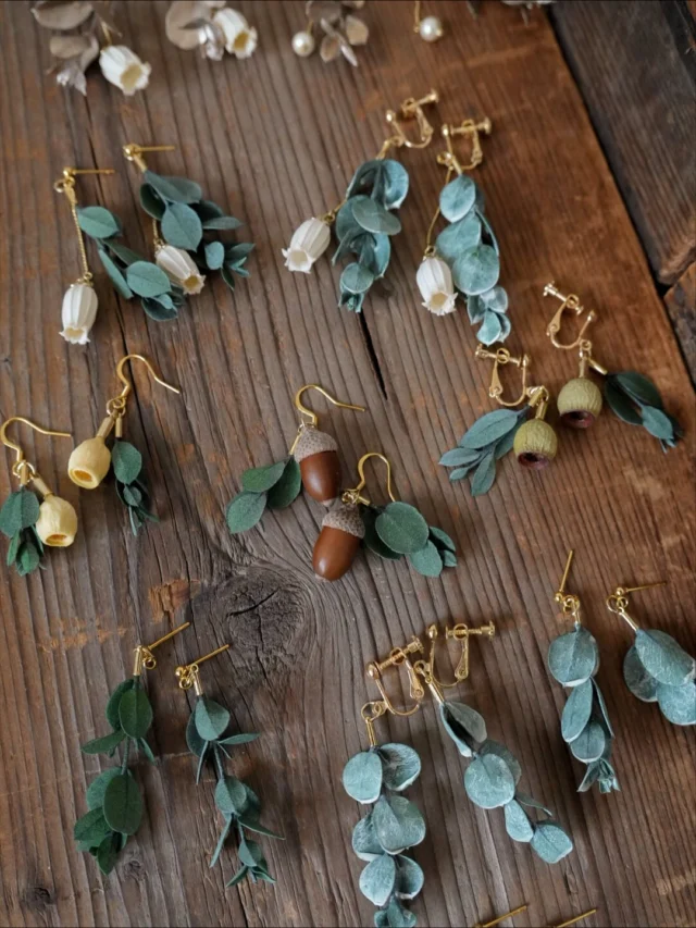 ・

「木の実」

「葉っぱ」

「お花」

ポッケの植物アクセサリーは
全て本物の植物をパーツに使って
お作りしています。

“植物を身につける”

やさしい森のアクセサリーです。

プリザーブド加工が施された植物は
葉っぱも柔らかくしなやかです。
ぜひ実物をお手に取ってご覧ください。

こちらサクラビmarchéさまに
お持ちします🌿

Chiemi

・
・
・

⚘出店イベント

𓍯おとぎの森deサクラビmarché
※開催日程が変更となりました。
日時:2025年11月23日（日）
10:00〜15:00
場所:河跡湖公園（かせきここうえん）
岐阜県各務原市川島河田町292
（@sakurabbit620 さま）

𓍯森人の庭展
日時:2025年11月29日（土）
 10:00〜17:00
　　 2025年11月30日(日)
 10:00〜16:00
場所: ガーデンアンドカフェ アルキペラゴ
愛知県長久手市真行田2780
(@archi.pel.ago さま)
（@moribitononiwa さま）

𓍯森のクリスマスマーケット

日時:2025年12月6日（土）&7日(日)
場所:岐阜県岐阜市橋本町１丁目１０−１
JR岐阜駅直結アクティブG
2F ふれあい広場
10:00〜17:00
(@morixmas_gifu さま)

𓍯coming soon

日時:2025年12月13日（土）&14日(日)
場所:岐阜県各務原市

#ナチュラルアクセサリー
#木の実アレンジ 
#植物アクセサリー
#どんぐりアクセサリー