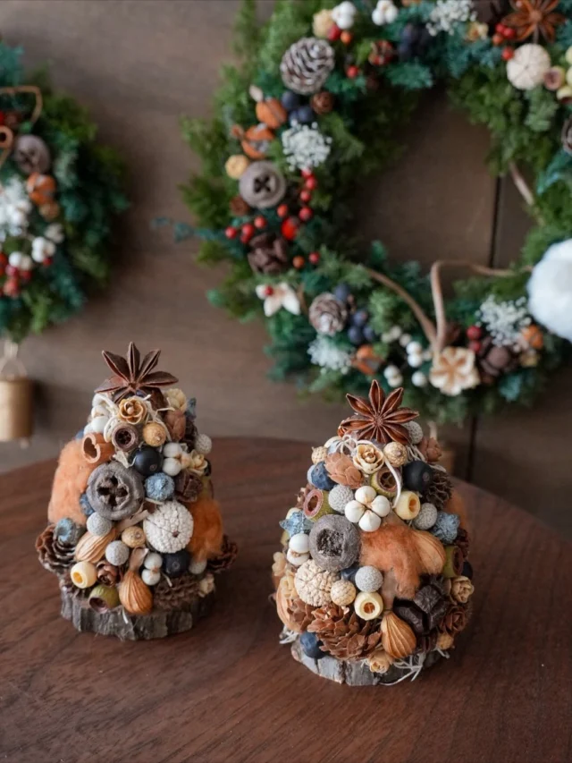 new

「木の実のクリスマスツリー🎄」

木の実いっぱいのクリスマスツリーは
いかがですかー？

ユーカリの実、ナンキンハゼ、アンバーナッツ
シャリンバイ、コットンフラワー、月桃、、、

まだまだ書き切れてないけど、
たくさんの種類の実ものを使用してます。

実ものは本当に長持ちするから、
長く楽しんでいただけます🙌

定番の松ぼっくりツリーと一緒に
飾っても可愛いですよ💕

aika

.
.
.

⚘出店イベント

𓍯おとぎの森deサクラビmarché
※開催日程が変更となりました。
日時:2025年11月23日（日）
10:00〜15:00
場所:河跡湖公園（かせきここうえん）
岐阜県各務原市川島河田町292
（@sakurabbit620 さま）

𓍯森人の庭展
日時:2025年11月29日（土）
 10:00〜17:00
　　 2025年11月30日(日)
 10:00〜16:00
場所: ガーデンアンドカフェ アルキペラゴ
愛知県長久手市真行田2780
(@archi.pel.ago さま)
（@moribitononiwa さま）

𓍯森のクリスマスマーケット

日時:2025年12月6日（土）&7日(日)
場所:岐阜県岐阜市橋本町１丁目１０−１
JR岐阜駅直結アクティブG
2F ふれあい広場
10:00〜17:00
(@morixmas_gifu さま)

𓍯coming soon

日時:2025年12月13日（土）&14日(日)
場所:岐阜県各務原市

#クリスマスツリー
#木の実雑貨
#クリスマス飾り
#クリスマスの準備
#ナチュラルクリスマス