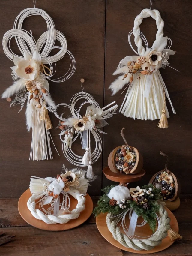 .
2025 POKKE しめ縄飾り

今年のしめ縄は全て2way仕様です。

お正月飾りとして飾った後も、
アレンジ部分を取り外して飾る事ができます！！

また取り外し方はリールでご紹介しまーす🙌

今年はしめ縄ベースを色々使ってみました。
ラタンや自然素材のグリーンのもの、
紙素材のもの。
全て1点ものとなります。

木の実や自然素材をたっぷり使ったしめ縄飾り、
新しい年を迎える準備をPOKKEでしませんかー？

aika

.
.
.

⚘出店イベント

𓍯おとぎの森deサクラビmarché
※開催日程が変更となりました。
日時:2025年11月23日（日）
10:00〜15:00
場所:河跡湖公園（かせきここうえん）
岐阜県各務原市川島河田町292
（@sakurabbit620 さま）

𓍯森人の庭展
日時:2025年11月29日（土）
 10:00〜17:00
　　 2025年11月30日(日)
 10:00〜16:00
場所: ガーデンアンドカフェ アルキペラゴ
愛知県長久手市真行田2780
(@archi.pel.ago さま)
（@moribitononiwa さま）

𓍯森のクリスマスマーケット

日時:2025年12月6日（土）&7日(日)
場所:岐阜県岐阜市橋本町１丁目１０−１
JR岐阜駅直結アクティブG
2F ふれあい広場
10:00〜17:00
(@morixmas_gifu さま)

𓍯coming soon

日時:2025年12月13日（土）&14日(日)
場所:岐阜県各務原市

#しめ縄
#しめ縄飾り
#ナチュラルしめ縄
#2wayしめ縄
#お正月準備