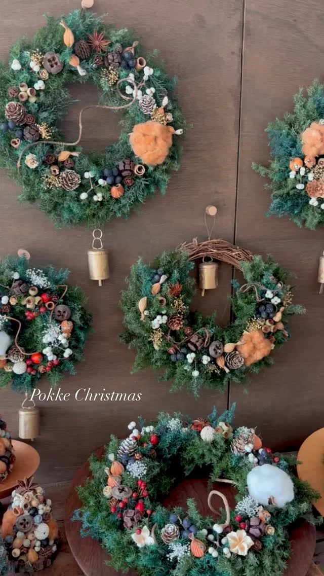 ”森のクリスマス“

森の奥から
「チリリン◌𓂂𓂃」
とベルの音が聞こえてきたよ

どうぶつたちが集まって
森でクリスマスの
お祝いしてるみたい🐿️♡

優しくぬくもりのある
木の実いっぱいの
ポッケのChristmas

ぜひお家に
“森”を飾ってみませんか？

Chiemi

.
.
.

⚘出店イベント

𓍯おとぎの森deサクラビmarché
※開催日程が変更となりました。
日時:2025年11月23日（日）
10:00〜15:00
場所:河跡湖公園（かせきここうえん）
岐阜県各務原市川島河田町292
（@sakurabbit620 さま）

𓍯森人の庭展
日時:2025年11月29日（土）
 10:00〜17:00
　　 2025年11月30日(日)
 10:00〜16:00
場所: ガーデンアンドカフェ アルキペラゴ
愛知県長久手市真行田2780
(@archi.pel.ago さま)
（@moribitononiwa さま）

𓍯森のクリスマスマーケット

日時:2025年12月6日（土）&7日(日)
場所:岐阜県岐阜市橋本町１丁目１０−１
JR岐阜駅直結アクティブG
2F ふれあい広場
10:00〜17:00
(@morixmas_gifu さま)

𓍯coming soon

日時:2025年12月13日（土）&14日(日)
場所:岐阜県各務原市

#クリスマスリース
#木の実のアレンジ 
#ナチュラルインテリア 
#ナチュラルクリスマス