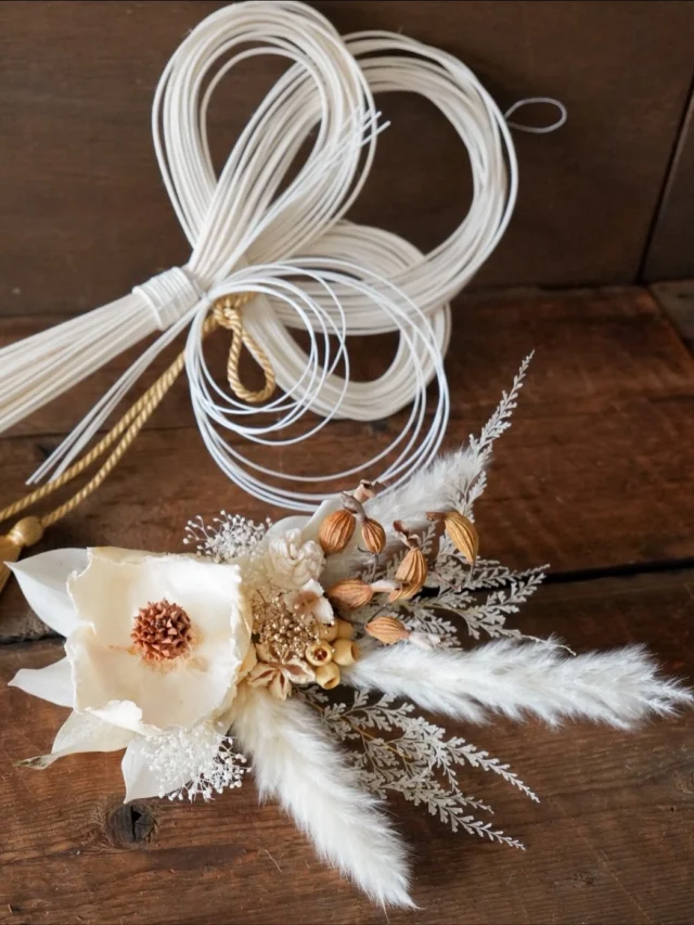 .
2wayしめ縄飾り

しめ縄からアレンジ部分を外して、
その後も飾ることができます。

そのまま飾っても、リースベースに通して
リースとして飾っても可愛いです🫶

aika

.
.
.

⚘出店イベント

𓍯おとぎの森deサクラビmarché

※開催日程が変更となりました。
日時:2025年11月23日（日）
10:00〜15:00
場所:河跡湖公園（かせきここうえん）
岐阜県各務原市川島河田町292
（@sakurabbit620 さま）

𓍯森人の庭展

日時:2025年11月29日（土）
 10:00〜17:00
　　 2025年11月30日(日)
 10:00〜16:00
場所: ガーデンアンドカフェ アルキペラゴ
愛知県長久手市真行田2780
(@archi.pel.ago さま)
（@moribitononiwa さま）

𓍯森のクリスマスマーケット

日時:2025年12月6日（土）&7日(日)
場所:岐阜県岐阜市橋本町１丁目１０−１
JR岐阜駅直結アクティブG
2F ふれあい広場
10:00〜17:00
(@morixmas_gifu さま)

𓍯coming soon

日時:2025年12月13日（土）&14日(日)
場所:岐阜県各務原市

#2wayしめ縄
#しめ縄
#しめ縄飾り
#ナチュラルしめ縄