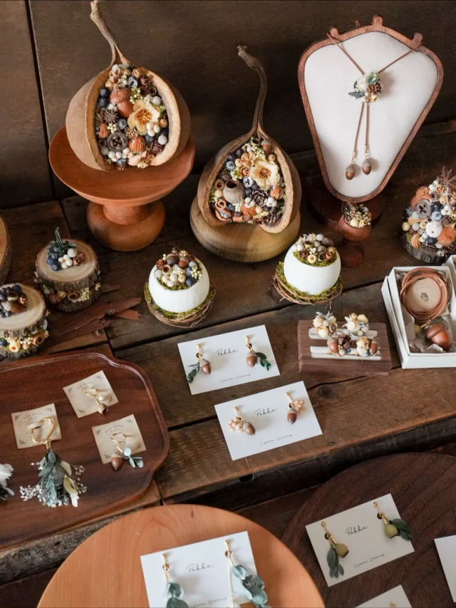 -森人の庭展-

森人こぞりて
庭をひらけば久しく待ちにし
種は来ませり
種は来ませり種は、種は来ませり

・
・

@archi.pel.ago さまの
記念すべき初めての企画展
「森人の庭展」に
出店させていただきます。
@moribitononiwa 

自然に寄り添った作家による「森人の庭」、
植物愛に溢れた園芸家による「神秘の森」、
そして微生物と飲食の
良好な関係を追求する料理家やコンシェルジュによる
「発酵マルシェ」と、

3つのテーマがカフェアルキペラゴさまの
お庭でコラボします。

素敵な作品や植物と触れ合いながら、
お庭の中で楽しんでください✨

⚘出店イベント

𓍯森人の庭展
日時:2025年11月29日（土）
 10:00〜17:00
　　 2025年11月30日(日)
 10:00〜16:00
場所: ガーデンアンドカフェ アルキペラゴ
愛知県長久手市真行田2780
(@archi.pel.ago さま)
（@moribitononiwa さま）
※入場料　500円
(中学生未満は無料)

𓍯森のクリスマスマーケット
日時:2025年12月6日（土）&7日(日)
10:00〜17:00
場所:岐阜県岐阜市橋本町１丁目１０−１
JR岐阜駅直結アクティブG
2F ふれあい広場

(@morixmas_gifu さま)

𓍯旅する楽園
日時:2025年12月13日（土）
12:00〜20:00
  2025年12月14日（日）
10:00〜16:00
場所:アピタ各務原店
（ @tabisuru_rakuen ）

#木の実アレンジ
#木の実雑貨
#ブッダナッツ
#ナチュラルインテリア