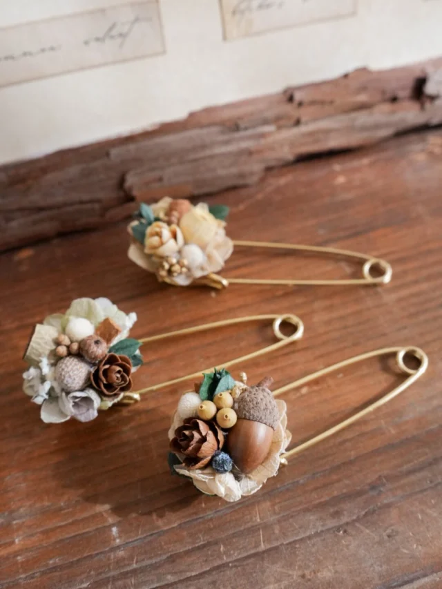 brooch

新しく登場した
「ブローチピン」です🕊️

冬って
”もふもふ“素材が
活躍する時ですよね。

”もふもふ“
と合わせたら絶対可愛い！！！
そんな想いで完成したこちら。

ファーの帽子やマフラー、カーディガン
そんなもふもふ達とブローチピンを
ぜひ一緒にコーディネートしてみてください。

今週末は今年最後の出店です🪞✨
岐阜県各務原市
アピタ各務原店の駐車場で開催される

「旅する楽園」

非日常な世界観をぜひ体験しにきてください。

Chiemi

・
・
・

⚘出店イベント

𓍯旅する楽園
日時:2025年12月13日（土）
12:00〜20:00
  2025年12月14日（日）
10:00〜16:00
場所:アピタ各務原店
（ @tabisuru_rakuen ）

#木の実アレンジ
#木の実雑貨
#ナチュラルアクセサリー
#ブローチ