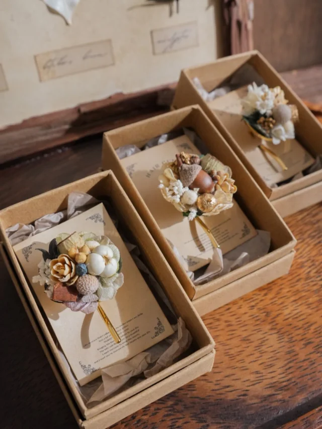 hair cuff

秋から今日まで
駆け抜けてきましたが...

今年もいよいよ
最後の出店となります！

今年の締めくくりに
ピッタリなイベントです！

「旅する楽園」

ぜひこの世界観を
一緒に体験してほしい！！
とっても素敵なんです♡

今回ポッケは初めての夜出店も行います。
ライトアップされる会場が
とっても楽しみです。
(夜のディスプレイはドキドキ🥺)

イベントは2日間で開催で
初日が20時までのナイト営業です🌝
今年最後にお会いしたいですー♡
お時間のある方はぜひお越しください♩

写真は新作の
「ポニーフック」

木の実とお花いっぱいで
とっても可愛いです
着画は5歳の娘で撮りましたが
大人の方も着けていただけます

髪をゴムで結ったところに
差し込むだけの簡単アクセサリーです✨

Chiemi

・
・
・

⚘出店イベント

𓍯旅する楽園
日時:2025年12月13日（土）
12:00〜20:00
  2025年12月14日（日）
10:00〜16:00
場所:アピタ各務原店
（ @tabisuru_rakuen ）

#木の実アレンジ
#木の実雑貨
#ナチュラルアクセサリー
#ポニーフック