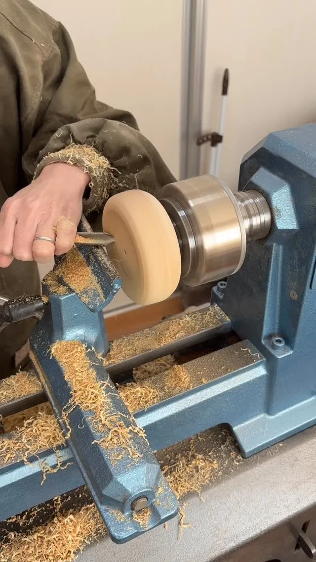 .
ようやく2026年の木工旋盤を始動しました🫡

昨年の後半は色々と事情があり、
なかなか思うように作業ができませんでした。

今年は自分が作りたいものや、
作ってほしいと言っていただいたものを
もっと頻度を上げて
制作していきたいと思っています。

今日久しぶりに木と触れ合ったら、
木の香りや手触りに癒されて
とても楽しくリフレッシュできました🥰

機械のように正確には作れないけど、
人の手で作ったからこその
歪さや不揃いさを強みにして
心をこめて制作していきたいです☺️

aika

#木工旋盤
#ウッドターニング
#woodturning