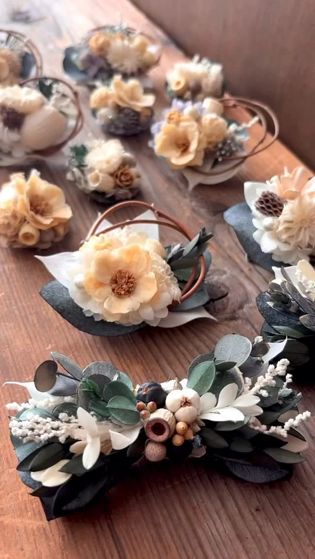 ハレの日販売会

本物の植物で紡ぐ
想いをそっと添えるアクセサリー

・
・

┈┈┈┈┈┈┈┈┈┈┈┈

「ハレの日販売会」
2024.02.04(wed) 20:00〜
2024.02.11(wed)23:59

┈┈┈┈┈┈┈┈┈┈┈┈

2/4(水)20:00〜
@pokke_0611_のアカウントのDMにて
受付開始します。
全て1点物のため、
万が一ご注文が重複してしまった場合は
先着順とさせていただきます。
ご了承ください。

▽価格
ブローチ　6種類　3200円
ミニコサージュ4種類　2500円
(ブローチ4種とミニコサージュは
親子でお揃いカラーで合わせていただけます)
蝶ネクタイ2種類　3000円

#コサージュ
#ドライフラワーコサージュ 
#プリザーブドフラワーコサージュ 
#蝶ネクタイ
#入学式コーデ