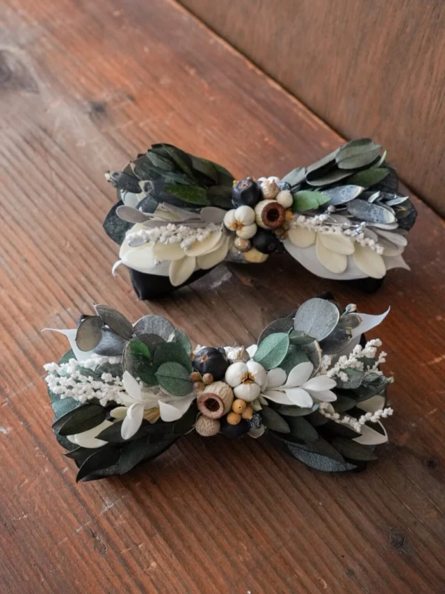 「蝶ネクタイ」

男の子のハレの日にも
何かお作りしたくて
初めて”蝶ネクタイ“を
お作りしました。

綺麗な立体感を出すのが難しく
途中で何度も挫折しかけましたが
ようやく納得いく形に仕上がりました。

コサージュに使った
紫陽花などはあえて使わずに
リーフと木の実をメインに
落ち着いた印象のデザインにしました。
どんなスーツやシャツにも
合わせやすいカラーです。

種類は2種類
サイズ:約縦10.5㎝×横6㎝
金具は、
滑り止め付きのクリップタイプで
シャツに挟んで着用できます。
着用方法は動画をご覧ください。

価格は各3000円(送料別)

全て1点物となります。
材料の関係で追加制作の予定はありません。

POKKEの蝶ネクタイは
本物のお花や自然素材でお作りしています。

プリザーブド加工された
ユーカリの葉をメインに
パラパラと落ちやすいものや
色が経年変化するものは
なるべく使わず長く使っていただけるように
考えてお作りしました。

お気に入りの一点が見つかりますように...🌿
ご質問やお問合せはお気軽に
コメント、DMにてご連絡ください。

┈┈┈┈┈┈┈┈┈┈┈┈

「ハレの日販売会」
2024.02.04(wed) 20:00〜
2024.02.11(wed)23:59

┈┈┈┈┈┈┈┈┈┈┈┈

#セレモニーコーデ
#蝶ネクタイ
#蝶ネクタイコーデ 
#入学式コーデ男の子