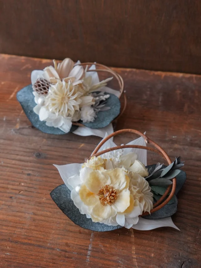 「コサージュ」

今日からハレの日販売会の
アイテムをご紹介していきます！

最初にご紹介するのは、
”大人用コサージュ“

ポッケらしいコサージュにしたい！
そう思って、
生き生きとしたツルを
コサージュに取り入れてみようと
試作に挑みましたが
なかなか形にならず...💭
かなり苦戦しました。

たくさんの試作で
ツルとの組み合わせを考えた末に
ユーカリのグリーンと合わせることで
ポッケらしい柔らかな印象の
ハレの日アクセサリーに仕上がりました。

こちらは全て1点物です。
材料の関係で追加制作の予定はありません。

・
・

POKKEのコサージュは
本物のお花や自然素材でお作りしています。
プリザーブド加工された
紫陽花のお花をメインに、
パラパラと落ちやすいもの
色が経年変化するものはなるべく使わず
長く使っていただけるように
考えてお作りしました。

金具はピンとクリップの
2wayになっており、
クリップを使えば
お子様の髪飾りにもご使用いただけます。

種類は6種類
価格は全て3200円(送料別)

・グリーンパープル:約 縦6.5㎝×横6.5㎝
・ベージュ: 約 縦7㎝×横8㎝
・ホワイト: 約 縦6.5㎝×横6㎝
・パープル: 約 縦7.5㎝×横6.5㎝
・ホワイトパール①: 約 縦6.5㎝×横8㎝
・ホワイトパール②: 約 縦7㎝×横9㎝

発送の際には、保存用に専用のケースと
乾燥剤をお付けしてお送りします。

大切な日に使った後のコサージュは
帽子やバッグなどに付けたり、
そのままインテリア飾りとしても◎
1日だけ使ってしまっておくなんてもったいない♡
日々の暮らしと共に楽しんでいただけるコサージュです。

お気に入りの一点が見つかりますように...🌿
ご質問やお問合せはお気軽に
コメント、DMにてご連絡ください。

┈┈┈┈┈┈┈┈┈┈┈┈

「ハレの日販売会」
2024.02.04(wed) 20:00〜
2024.02.11(wed)23:59

┈┈┈┈┈┈┈┈┈┈┈┈

#セレモニーコーデ
#コサージュ
#プリザーブドフラワーコサージュ
#ドライフラワーコサージュ
#入学式コーデ