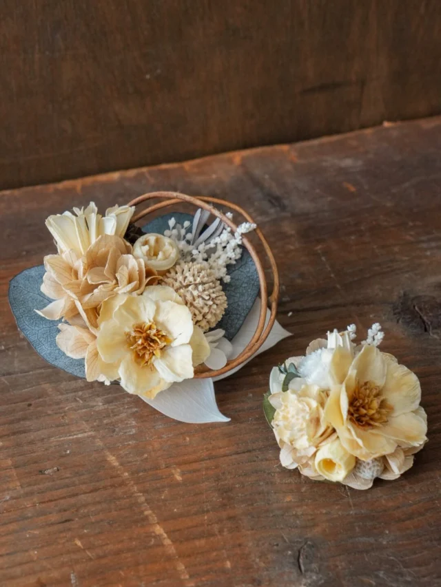 -販売会start-

いよいよ今日の20時から
「ハレの日販売会」startです！

このようなオンライン販売は
ほとんどしないので、
ドキドキ緊張が止まりません。

今日はコサージュのこだわりポイントを
お伝えさせてください♡

今回こだわったこと
「親子でお揃いにできる」という点です！

コサージュは
大人用とお子様用
の2サイズをお作りしました。

全く同じデザインの
サイズ違いにすることもできましたが
動き回りたいお子様には
ツルなどのデザインはなくして
丈夫さを重視。

違うデザインだけど、
同じカラーの紫陽花、
そして同じ木の実をメイン使った
コサージュなので
一緒に着けるとお揃い感があって
とっても可愛いです🌿

種類は4種類　全て1点物です。
サイズ: コサージュ、ミニコサージュの
投稿に記載しています。
金具はミニコサージュ:ピンタイプ
　　　コサージュ:ピンとクリップの2wayタイプ
価格は
ミニコサージュ各2500円(送料別)
コサージュ各3200円(送料別)

カラーは全部で4種類
・グリーンパープル
・ベージュ
・ホワイト
・パープル

POKKEのブローチタイプのコサージュは
本物のお花や自然素材でお作りしています。

プリザーブド加工された
紫陽花のお花をメインに、
パラパラと落ちやすいものや
色が経年変化するものは
なるべく使わず長く使っていただけるように
考えてお作りしました。

お気に入りの一点が見つかりますように...🌿

┈┈┈┈┈┈┈┈┈┈┈┈

「ハレの日販売会」
2024.02.04(wed) 20:00〜
2024.02.11(wed)23:59

ご購入はピン留めしてある
購入方法の投稿をご覧ください

DMにて簡単にご購入いただける
オンライン販売会です！
┈┈┈┈┈┈┈┈┈┈┈┈

#セレモニーコーデ
#コサージュ
#プリザーブドフラワーコサージュ
#ドライフラワーコサージュ
#入学式コーデ