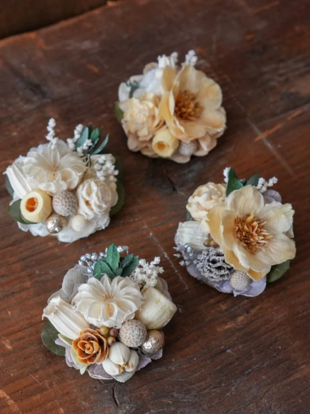 「ミニコサージュ」

子供が主役のハレの日に
フラワーコサージュで胸元を彩りませんか。

今回はお子様にピッタリの
ミニサイズのコサージュのご紹介です。

種類は4種類　全て1点物です。
サイズ: 約 縦4.5㎝×横4.5㎝
金具はピンタイプ
価格は全て2500円(送料別)

・グリーンパープル
・ベージュ
・ホワイト
・パープル

ベースの紫陽花が同じカラーの
大人用コサージュも
販売会ではご用意しています。
親子でお揃いカラーもおすすめです🌿

お子様は動くことも多く
壊れにくさも重要ですよね！
なのでミニコサージュのデザインは
あえてツルはなくして
ぎゅっと華やかさを詰め込んだ
コサージュに仕上げました。

セレモニー当日だけでなく
ランドセルを背負っての
入学前撮り写真など、
写真を撮る機会が
たくさんある春におすすめです。

POKKEのコサージュは
本物のお花や自然素材で
お作りしています。

プリザーブド加工された
紫陽花のお花をメインに、
パラパラと落ちやすいものや
色が経年変化するものは
なるべく使わず
長く使っていただけるように
考えてお作りしました。

お気に入りの一点が見つかりますように...🌿
ご質問やお問合せはお気軽に
コメント、DMにてご連絡ください。

┈┈┈┈┈┈┈┈┈┈┈┈

「ハレの日販売会」
2024.02.04(wed) 20:00〜
2024.02.11(wed)23:59

┈┈┈┈┈┈┈┈┈┈┈┈

#セレモニーコーデ
#コサージュ
#プリザーブドフラワーコサージュ
#ドライフラワーコサージュ
#入学式コーデ