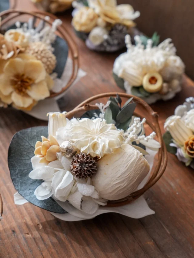 .

「ハレの日販売会」
無事に終了しました🌿

想像以上のたくさんの皆様に
ご購入いただきまして
感謝の気持ちで胸がいっぱいです。
本当にありがとうございました。

今年は新しいイメージに挑戦し
試作にもかなりの時間をかけました。
自分では納得のいくものができたものの

昨年までとは雰囲気を
ガラッと変えてしまったので
ご購入してくださる方がいらっしゃるか
販売前は心配で
ドキドキソワソワしていました。

実際には、
販売開始と同時にオーダーをいただけたり
はじめましてのお客様や
委託先でのご縁を大切にしてくださっていたお客様
対面販売でお会いしたことがあるお客様など
素敵な皆様の大切なハレの日に
ご縁をいただけて本当に光栄で嬉しかったです。

「大切な日を一緒に応援している」
そんな気持ちで発送も行っています。

販売会を見守っていてくださった皆様も
本当にありがとうございました。

・
・

さて、POKKEの冬眠もまもなく終了。
春の出店開始は来月からです。

⚘出店イベント

𓍯サクラビ雑貨店
-ゆうことりえと作家たちのタカラモノ展-
日時:2026年3月15日（日）
10:00〜15:00
場所:サクラビ雑貨店
岐阜県羽島郡笠松町米野241-2
（ @sakurabi.zakkaten さま）

𓍯KOZOJI ICONIC MARKET
日時:2026年3月21日（土）、22日(日)の2日間
11:00〜16:00
場所: 愛知県春日井市中央台2丁目5
アピタ高蔵寺店屋上パーキング
(@kozoji.iconic.market )

ぜひお立ち寄りください。
お会いできるのを楽しみにしております。

#コサージュ 
#セレモニーコサージュ