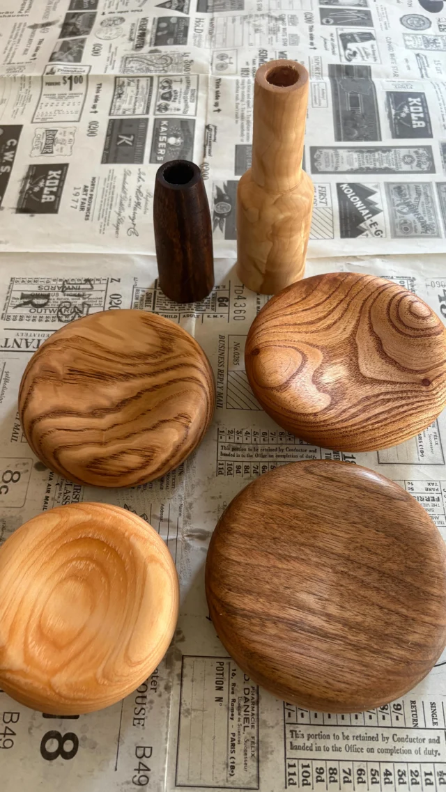 .
木工旋盤で挽いたお皿には
亜麻仁油を塗っています。

オイルを塗ると、魔法のように
とても綺麗な木目が現れます🪄

いつもどんな表情になるのか、
ワクワクします☺️

木目の変化の感動を、
ぜひ皆さんにもお見せしたくて
リールを作ってみました🙌

亜麻仁油を塗ることで
自然なツヤと撥水性が出て
木の質感を保ったまま保護することができます。

定期的に亜麻仁油を塗っていただくと
長くお皿を楽しむことができますよ😉

aika
@neimoku2024 

#木工旋盤
#ウッドターニング
#woodturning 
#亜麻仁油