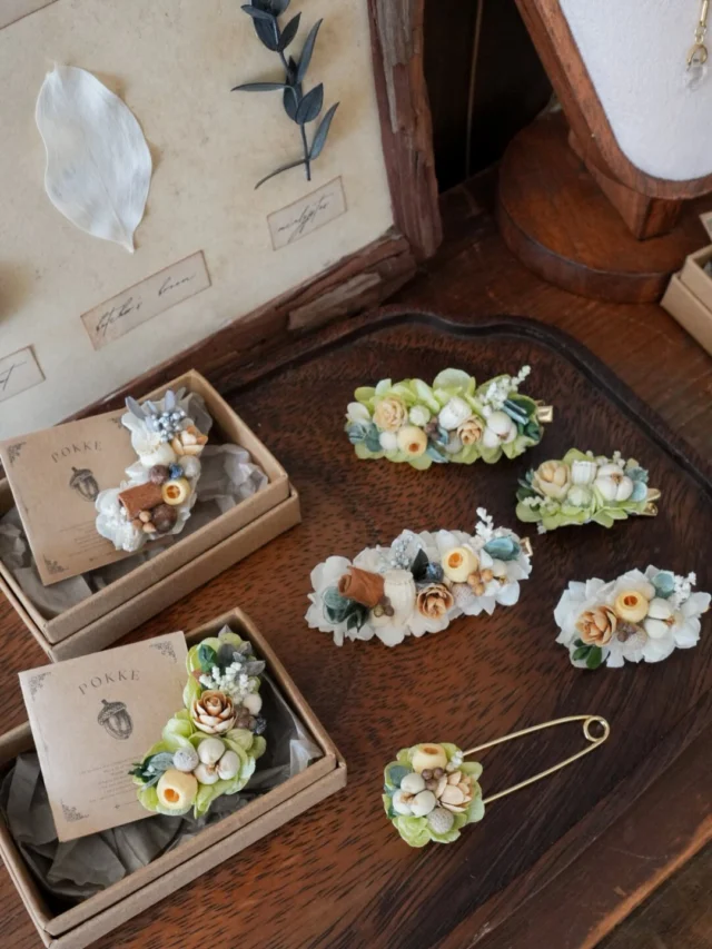 柔らかい春

寒かったり暖かかったりと
お天気に翻弄されてる日々ですが...

ふと、暖かな日差しを感じる時も
増えてきましたよね

春の空気が嬉しい

柔らかな日差しで
芽吹きの季節
植物たちも元気いっぱい
そんな空気を感じると
心も自然と上向きます♡

今年の春は
柔らかな春をイメージして
グリーンとホワイトで
新作アクセサリーを作りました🌿

ぜひ春のお出かけのお供に
身につけていただけたら嬉しいです

Chiemi

・
・

⚘出店イベント

𓍯サクラビ雑貨店
-ゆうことりえと作家たちのタカラモノ展-
日時:2026年3月15日（日）
10:00〜15:00
場所:サクラビ雑貨店
岐阜県羽島郡笠松町米野241-2
（ @sakurabi.zakkaten さま）

𓍯KOZOJI ICONIC MARKET
日時:2026年3月21日（土）、22日(日)の2日間
11:00〜16:00
場所: 愛知県春日井市中央台2丁目5
アピタ高蔵寺店屋上パーキング
(@kozoji.iconic.market さま)

𓍯手仕事三星市
日時:2026年4月12日（日）
10:00-15:00
場所：三星毛糸（羽島市正木町不破一色898）
(@mitsuboshi1887 さま)

𓍯サンデービルヂングマーケット
日時:2026年4月19日(日)
11:00~16:00
場所:岐阜県岐阜市柳ヶ瀬商店街
( @sundaybldg.mkt さま)

𓍯余白マルシェ
日時:2026年4月29日(水)
10:00〜16:00
場所:せきてらす
岐阜県関市平和通４丁目12番地1
( @yohaku.marche さま)