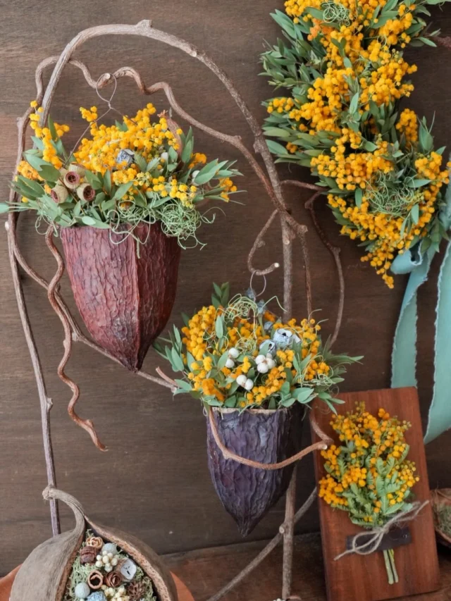 ミモザの春🌼

最近のPOKKEでは、
「長く楽しんでもらいたい」気持ちから
経年変化が少ない木の実やプリザーブドの植物を
中心に制作しています。

でもやっぱり！！
ミモザに触りたいーっ🌼となり（笑）
少しだけミモザ作品を作ってみました。

フレッシュな植物はやっぱりエネルギーがあり
触ってるとワクワクして楽しかったです🥰

こちらは15日（日）の
サクラビ雑貨店
-ゆうことりえと作家たちのタカラモノ展-
（ @sakurabi.zakkaten ）
にお持ちします☺️

タカラモノ展では久しぶりに
『こぽっけ』（可愛い子ども達のお店）を開きます。
ワークショップやタカラモノ販売の
絶賛準備中です👧🧒

ぜひぜひ、遊びに来てください🫶

aika

.
.
.

⚘出店イベント

𓍯サクラビ雑貨店
-ゆうことりえと作家たちのタカラモノ展-
日時:2026年3月15日（日）
10:00〜15:00
場所:サクラビ雑貨店
岐阜県羽島郡笠松町米野241-2
（ @sakurabi.zakkaten さま）

𓍯KOZOJI ICONIC MARKET
日時:2026年3月21日（土）、22日(日)の2日間
11:00〜16:00
場所: 愛知県春日井市中央台2丁目5
アピタ高蔵寺店屋上パーキング
(@kozoji.iconic.market さま)

𓍯手仕事三星市
日時:2026年4月12日（日）
10:00-15:00
場所：三星毛糸（羽島市正木町不破一色898）
(@mitsuboshi1887 さま)

𓍯サンデービルヂングマーケット
日時:2026年4月19日(日)
11:00~16:00
場所:岐阜県岐阜市柳ヶ瀬商店街
( @sundaybldg.mkt さま)

𓍯余白マルシェ
日時:2026年4月29日(水)
10:00〜16:00
場所:せきてらす
岐阜県関市平和通４丁目12番地1
( @yohaku.marche さま)

#ミモザ
#ミモザアレンジ