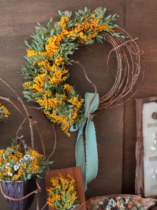 ミモザリース🌼

ミモザとユーカリのハーフリース。
キウイの蔓を巻いてみました。
爽やかなグリーンのリボンで春らしく。

こちらはすでにお迎えいただいておりますが、
備忘録として。

aika

⚘出店イベント

𓍯KOZOJI ICONIC MARKET
日時:2026年3月21日（土）、22日(日)の2日間
11:00〜16:00
場所: 愛知県春日井市中央台2丁目5
アピタ高蔵寺店屋上パーキング
(@kozoji.iconic.market さま)

𓍯手仕事三星市
日時:2026年4月12日（日）
10:00-15:00
場所：三星毛糸（羽島市正木町不破一色898）
(@mitsuboshi1887 さま)

𓍯サンデービルヂングマーケット
日時:2026年4月19日(日)
11:00~16:00
場所:岐阜県岐阜市柳ヶ瀬商店街
( @sundaybldg.mkt さま)

𓍯余白マルシェ
日時:2026年4月29日(水)
10:00〜16:00
場所:せきてらす
岐阜県関市平和通４丁目12番地1
( @yohaku.marche さま)

#ミモザ
#ミモザリース