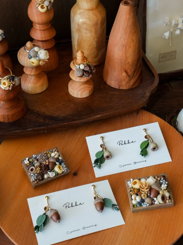 event！

今週の土日は
「KOZOJI ICONIC MARKET」

アピタの屋上駐車場で開催されるイベントです！
ポッケは2日間とも出店しています。

21日はNo.62
22日はNo.54

両日共に
エスカレーター出入り口のそばにいます。
天気も良さそうなのでぜひ遊びに来てください。

Chiemi

・
・

⚘出店イベント

𓍯KOZOJI ICONIC MARKET
日時:2026年3月21日（土）、22日(日)の2日間
11:00〜16:00
場所: 愛知県春日井市中央台2丁目5
アピタ高蔵寺店屋上パーキング
(@kozoji.iconic.market さま)

𓍯手仕事三星市
日時:2026年4月12日（日）
10:00-15:00
場所：三星毛糸（羽島市正木町不破一色898）
(@mitsuboshi1887 さま)

𓍯サンデービルヂングマーケット
日時:2026年4月19日(日)
11:00~16:00
場所:岐阜県岐阜市柳ヶ瀬商店街
( @sundaybldg.mkt さま)

𓍯余白マルシェ
日時:2026年4月29日(水)
10:00〜16:00
場所:せきてらす
岐阜県関市平和通４丁目12番地1
( @yohaku.marche さま)