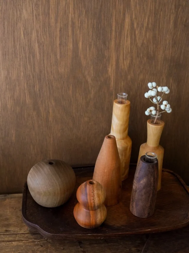 .
木の花瓶いろいろ💐

お水も入れられる試験管入りのもの、
ドライフラワー専用のもの、
木の樹皮付きのもの。
樹種もいろいろです。

aika
.
.
.

⚘出店イベント

𓍯手仕事三星市
日時:2026年4月12日（日）
10:00-15:00
場所：三星毛糸（羽島市正木町不破一色898）
(@mitsuboshi1887 さま)

𓍯サンデービルヂングマーケット
日時:2026年4月19日(日)
11:00~16:00
場所:岐阜県岐阜市柳ヶ瀬商店街
( @sundaybldg.mkt さま)

𓍯余白マルシェ
日時:2026年4月29日(水)
10:00〜16:00
場所:せきてらす
岐阜県関市平和通４丁目12番地1
( @yohaku.marche さま)

𓍯杜の宮市
日時:2026年5月3日（日）
10:00〜16:00
場所:真清田神社境内
愛知県一宮市真清田1丁目2番1号
（ @morinomiyaichi ）

#woodturning 
#木工旋盤
#木の花瓶