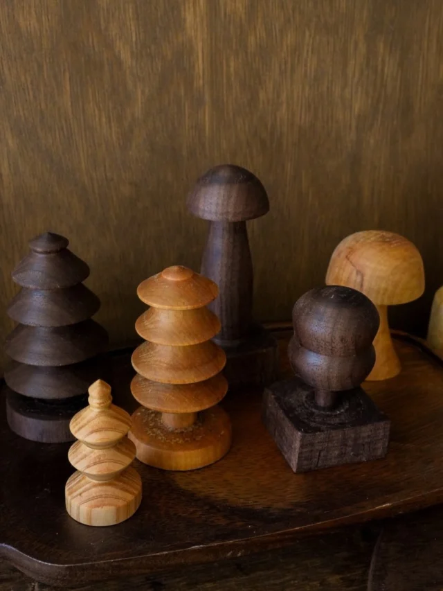 .
森に関するモチーフいろいろ🌳🍄‍🟫🌰

木、きのこ、どんぐりなどなど。
思いのままに作ってみました。

aika
.
.
.

⚘出店イベント

𓍯手仕事三星市
日時:2026年4月12日（日）
10:00-15:00
場所：三星毛糸（羽島市正木町不破一色898）
(@mitsuboshi1887 さま)

𓍯サンデービルヂングマーケット
日時:2026年4月19日(日)
11:00~16:00
場所:岐阜県岐阜市柳ヶ瀬商店街
( @sundaybldg.mkt さま)

𓍯余白マルシェ
日時:2026年4月29日(水)
10:00〜16:00
場所:せきてらす
岐阜県関市平和通４丁目12番地1
( @yohaku.marche さま)

𓍯杜の宮市
日時:2026年5月3日（日）
10:00〜16:00
場所:真清田神社境内
愛知県一宮市真清田1丁目2番1号
（ @morinomiyaichi ）

#woodturning 
#木工旋盤
#木のモチーフ