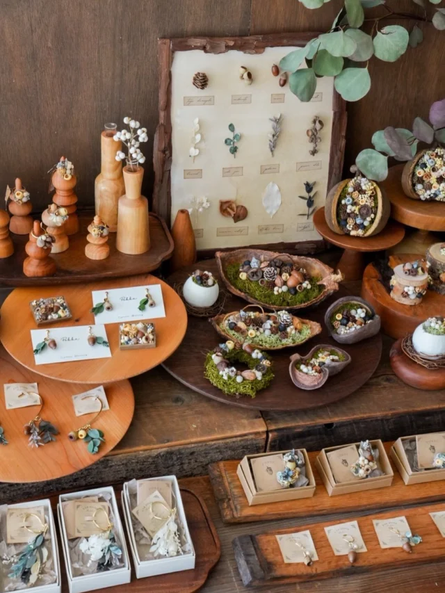 .
4月に入り、新生活が始まり慌ただしい毎日を
送っている方も多いと思います。

そんな我が家も息子が大学に入学したり、
娘たちが進級したりで
なんだか自分ごとのように
緊張したりワクワクしたりしてます☺️

pokkeは4月5月もマイペースに
色々なイベントに出店します🎪
初めましてのイベントも多く、
新たな出会いがありそうで
すごく楽しみです☺️✨

今週日曜日は手仕事三星市（ @mitsuboshi1887 ）

芝生が気持ちいい場所、三星毛糸さんでのマーケット。
JAZZ演奏もあるようで癒し空間になりそう🎷

aika
.
.
.

⚘出店イベント

𓍯手仕事三星市
日時:2026年4月12日（日）
10:00-15:00
場所：三星毛糸（羽島市正木町不破一色898）
(@mitsuboshi1887 さま)

𓍯サンデービルヂングマーケット
日時:2026年4月19日(日)
11:00~16:00
場所:岐阜県岐阜市柳ヶ瀬商店街
( @sundaybldg.mkt さま)

𓍯余白マルシェ
日時:2026年4月29日(水)
10:00〜16:00
場所:せきてらす
岐阜県関市平和通４丁目12番地1
( @yohaku.marche さま)

𓍯杜の宮市
日時:2026年5月3日（日）
10:00〜16:00
場所:真清田神社境内　等
愛知県一宮市真清田1丁目2番1号
（ @morinomiyaichi ）

𓍯ヒサヤマーケット
日時:2026年5月10日（日）
11:00〜15:00
場所: Hisaya-odori Park zone1
  シバフヒロバ
名古屋市中区丸の内3丁目6
（ @hisayamarket_official ）

𓍯セキ日和
日時:2026年5月30日（土）
10:00〜16:00
場所: 関市本町通り3丁目～8丁目　等
（ @sekibiyori ）

#植物アクセサリー
#木の実雑貨
#木工